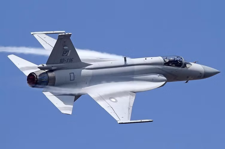 Joint Fighter-17 (JF-17) Thunder còn được gọi với tên Fighter China-1 (FC-1) Kiêu Long ở Trung Quốc, là một máy bay tiêm kích đa vai trò một chỗ ngồi.