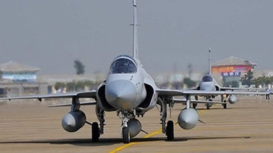 Về hệ thống vũ khí thì JF-17 được trang bị 7 giá treo vũ khí có thể mang theo tối đa 3,4 tấn vũ khí bao gồm các loại tên lửa không đối không và đối hạm.