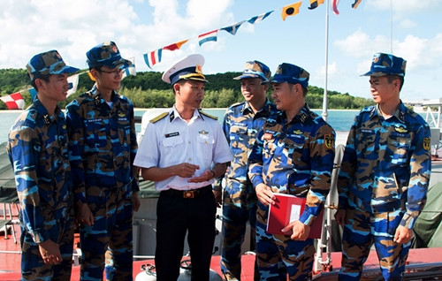 Cán bộ, sĩ quan Hải đội 512, Lữ đoàn trao đổi rút kinh nghiệm sau huấn luyện.