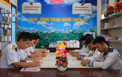 Cán bộ, chiến sĩ Lữ đoàn 127 đọc sách báo nghiên cứu, học tập.