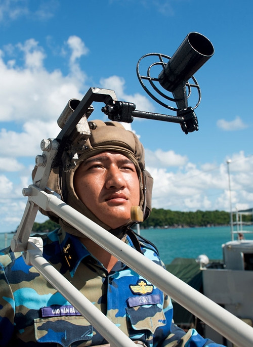 Trắc thủ tàu 264, Lữ đoàn 127 quan sát phát hiện mục tiêu trên không.