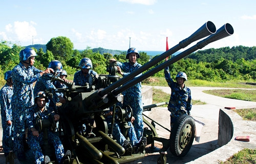 Đại đội Pháo phòng không 84, Tiểu đoàn 553 luyện tập bắn mục tiêu trên không.