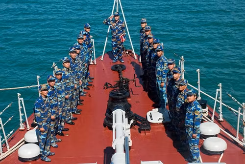 Tàu 264, Lữ đoàn 127 thực hiện nghi lễ chào cờ đầu tuần.