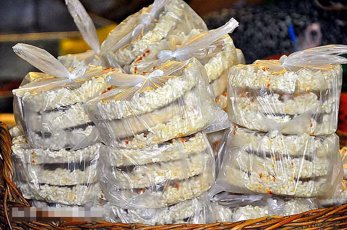 Các chồng bánh địa phương được sắp trong các túi bóng. Ảnh Sina