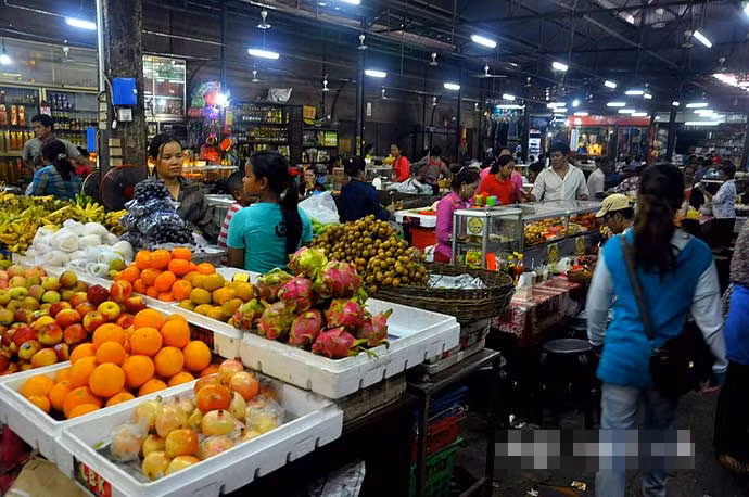 Sạp hàng hoa quả ở sát dãy hàng ăn trong chợ Campuchia này. Ảnh Sina