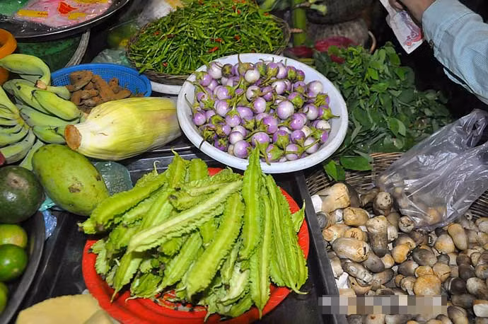 Một hàng bán rau củ trong khu chợ trung tâm ở thành phố Siem Reap. Ảnh Sina