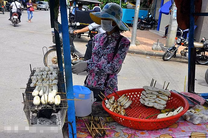 Khoai nướng - một món ăn vặt phổ biến tại các khu chợ ở Campuchia - cũng thấy bán tại chợ này. Ảnh Sina