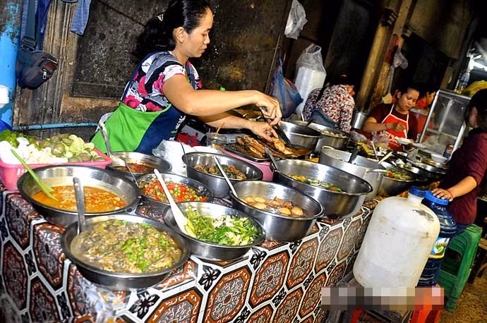 Một quán bán hàng ăn tại chợ. Ảnh Sina