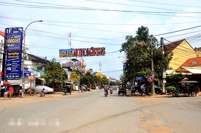 Các du khách nước ngoài thích thú đi chợ quê độc đảo ở Campuchia. Trong ảnh là bên ngoài khu chợ chính ở Siem Reap. Ảnh Sina