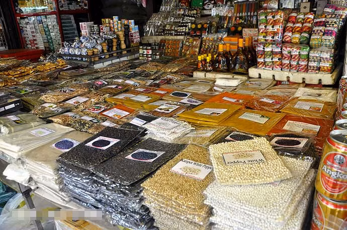 Du khách không khỏi choáng ngợp trước hàng trăm nghìn mặt hàng đặc sản địa phương khi tới chợ ở Siem Reap. Ảnh Sina