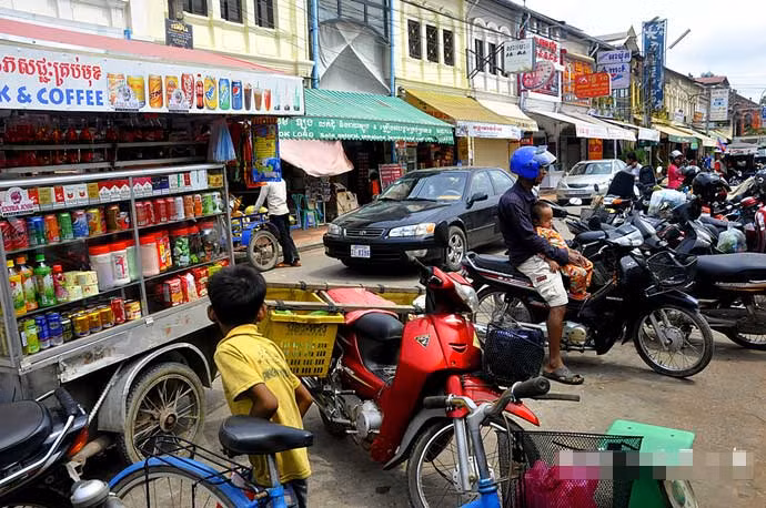 Các sạp hàng, xe máy của người dân ở phía ngoài chợ chính ở Siem Reap. Ảnh Sina