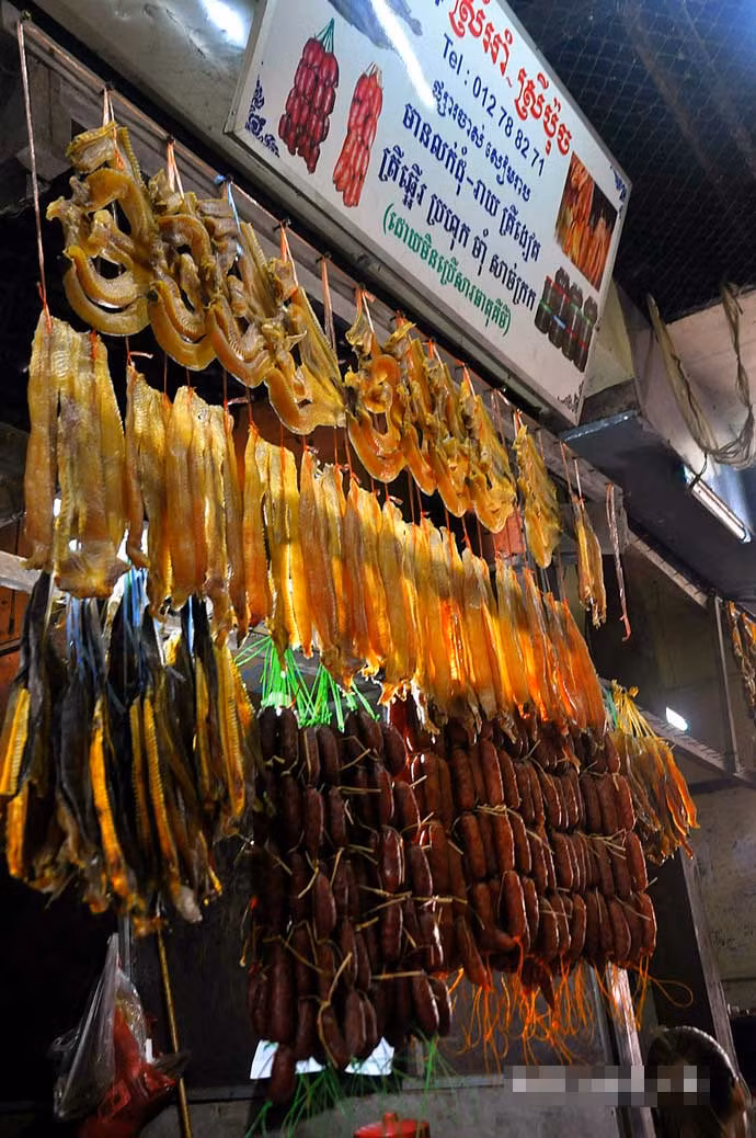 Cửa hàng bán đồ khô trong chợ. Ảnh Sina