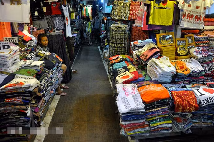 Khu bán hàng quần áo. Ảnh Sina