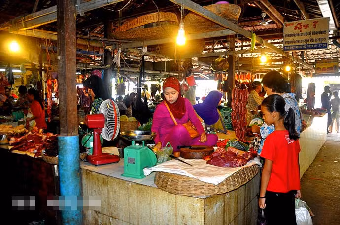 Những quầy bán thịt san sát nhau ở chợ quê Campuchia. Ảnh Sina