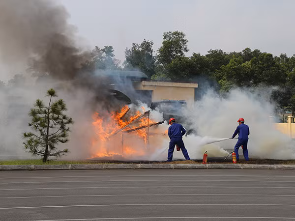 Đây là một cuộc diễn tập trong khuôn khổ "Tháng hành động quốc gia về an toàn, vệ sinh lao động và phóng chống cháy nổ lần thứ nhất - năm 2017" được Quân chủng Phòng không - Không quân phát động hôm 8/5. Nguồn ảnh: Báo PK-KQ