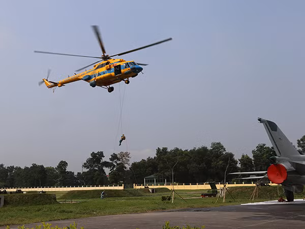 Trong ảnh, trực thăng Mi-171 của Trung đoàn 918 tham gia diễn tập chữa cháy. Nguồn ảnh: Báo PK-KQ