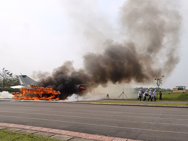 Trong ảnh, máy bay tiêm kích MiG-21 được sử dụng trong một cuộc diễn tập phòng cháy chữa cháy của Quân chủng Phòng không – Không quân. Nguồn ảnh: Báo PK-KQ