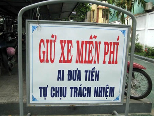 Một biển quảng cáo hài hước, dí dỏm về việc giữ xe miễn phí.