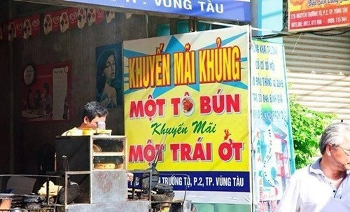 Cửa hàng này hẳn biết cách hút khách, tung chiêu khuyến mại quá "khủng".