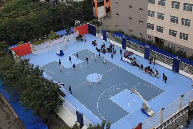 Khu thể chất nằm giữa khuôn viên trường, được thiết kế cao hơn mặt sân. Đây là nơi diễn ra nhiều hoạt động thể chất như bóng chuyền, bóng rổ, các trận giao hữu giữa sinh viên nhiều trường đại học trên địa bàn Hà Nội.