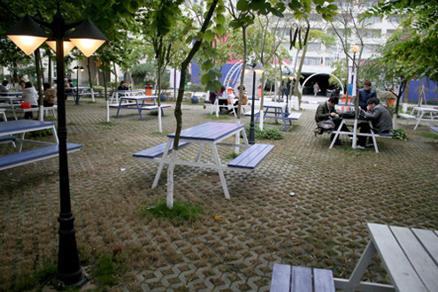 Các khu vườn, cây xanh luôn được nhân viên chăm sóc thường xuyên và kỹ lưỡng. Thậm chí, tại vườn cây, nhà trường bố trí hệ thống loa phát nhạc rất nhẹ nhàng.