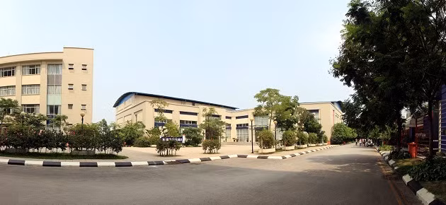 Các khu hành chính, phòng học nối liền với nhau, xen lẫn các khoảng sân vườn, tiểu cảnh cây xanh, vườn hoa xanh mát.