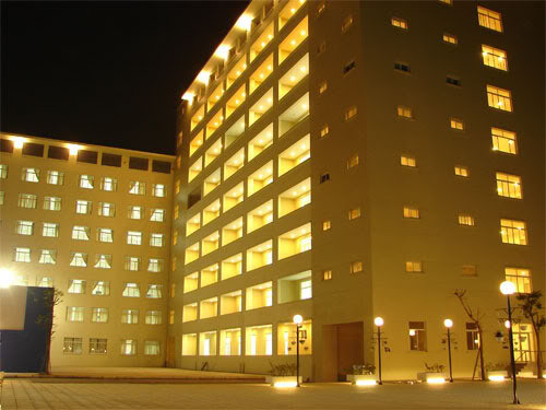 Khu học chính Trường Đại học Thăng Long là 1 khối nhà 7 tầng kiến trúc hiện đại, gồm 16 phòng học lớn có sức chứa 80 sinh viên/phòng, 50 phòng học nhỏ có sức chứa 40 sinh viên/phòng. Khối nhà 9 tầng có 3 tầng với 12 phòng học có sức chứa từ 72 - 104 sinh viên.