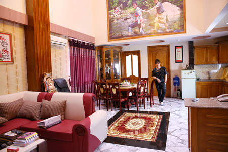 Trong những bức hình chụp biệt thự nhà Khánh Phương, rất dễ dàng nhận ra gia thế "khủng" của chàng ca sĩ. Căn biệt thự rộng lớn tại TP HCM của gia đình Khánh Phương được cho là có giá trị hàng triệu đô.