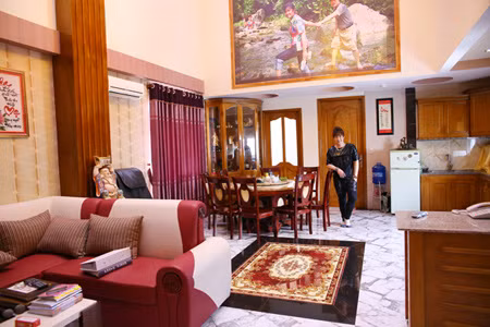 Trong những bức hình chụp biệt thự nhà Khánh Phương, rất dễ dàng nhận ra gia thế "khủng" của chàng ca sĩ. Căn biệt thự rộng lớn tại TP HCM của gia đình Khánh Phương được cho là có giá trị hàng triệu đô.