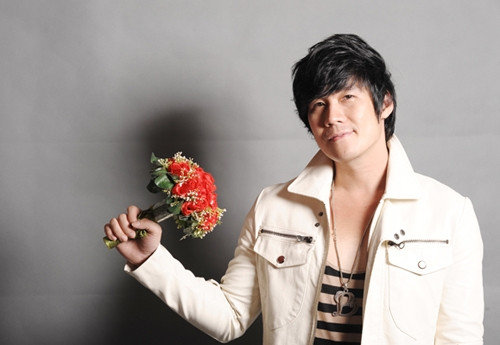 Khánh Phương từng chia sẻ, trước khi đến với nghiệp ca hát, anh từng làm việc trong lĩnh vực kinh doanh. Khi gia đình mua về một dàn máy lọc dầu cho các nhà máy sản xuất và Khánh Phương phải phụ trách công việc này.