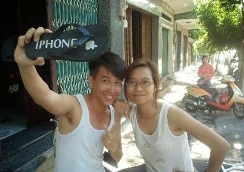 Chụp selfie với iPhone.... phiên bản dép tông có 1-0-2.