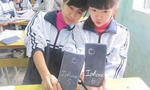  Ảnh chế iPhone luôn là "nóng" mỗi lần Apple cho ra mắt sản phẩm mới. Đây là cách hai nữ sinh sở hữu iPhone 5 và iPhone 6 bá đạo.