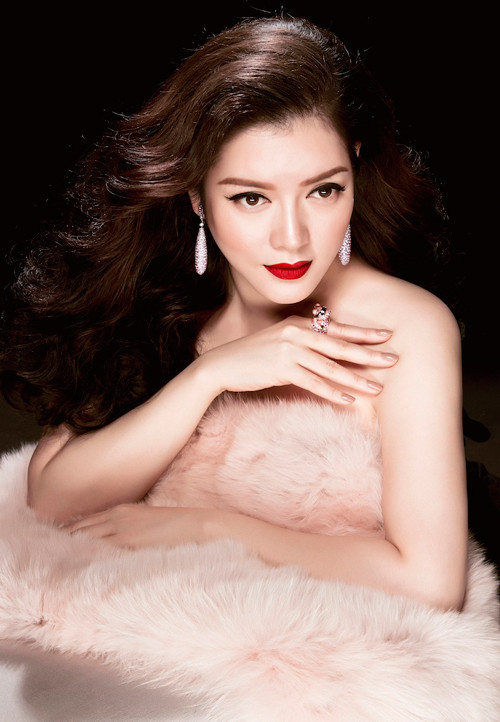 Theo Lý Nhã Kỳ, sử dụng trang sức đúng đắn không chỉ giúp cô đẹp hơn, sang trọng hơn mà còn tạo cho cô một uy thế nhất định. "Trang sức đẹp, giá trị không chỉ là vẻ đẹp, mà còn là một thứ quyền lực đặc biệt trong thời trang. Chính vì vậy nên các sao quốc tế cũng như giới thượng lưu quốc tế luôn đặc biệt quan trọng về vị thế của trang sức trong đời sống thời trang" - Lý Nhã Kỳ nói.