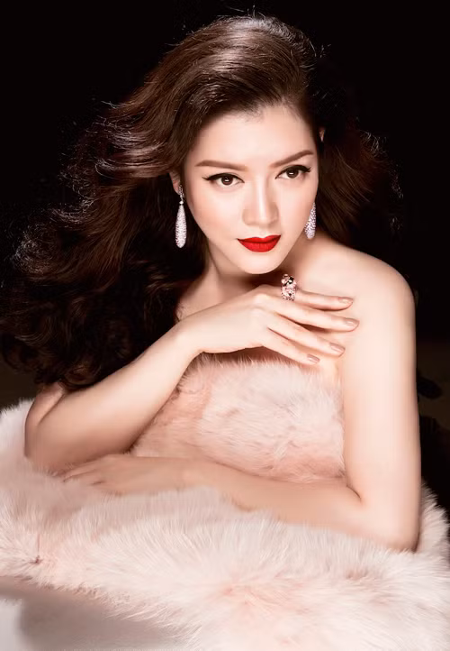 Theo Lý Nhã Kỳ, sử dụng trang sức đúng đắn không chỉ giúp cô đẹp hơn, sang trọng hơn mà còn tạo cho cô một uy thế nhất định. "Trang sức đẹp, giá trị không chỉ là vẻ đẹp, mà còn là một thứ quyền lực đặc biệt trong thời trang. Chính vì vậy nên các sao quốc tế cũng như giới thượng lưu quốc tế luôn đặc biệt quan trọng về vị thế của trang sức trong đời sống thời trang" - Lý Nhã Kỳ nói.