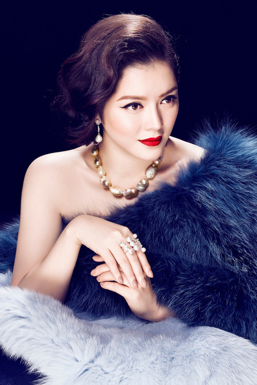 Ánh sáng lấp lánh, huyền hoặc và đầy quyền lực của kim cương được kết hợp hoàn hảo cùng đá quý, ngọc trai, vàng trong những kiểu dáng hết sức đặc biệt.