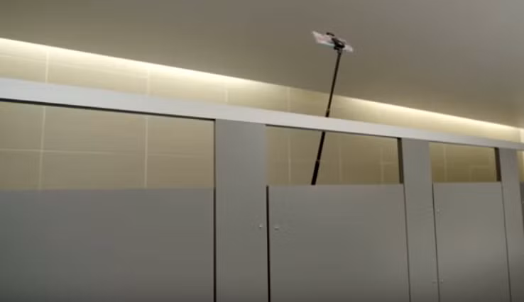 Những nguy cơ rủi ro khác khi việc dùng gậy tự sướng biến tường thành công cụ xâm phạm đời tư. Bạn có thể là nạn nhân của việc chụp ảnh lén nơi công cộng.