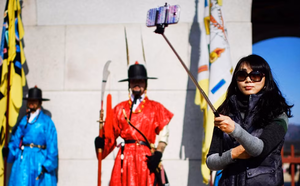 Tại Hàn Quốc, những người kinh doanh gậy tự sướng nếu chưa được kiểm duyệt về chất lượng sản phẩm có thể bị phạt khoảng 27.000 USD (gần 587 triệu đồng) hoặc nặng hơn nữa là sẽ bị ngồi tù. Nhiều nơi ở quốc gia này hoàn toàn cấm dùng gậy selfie.