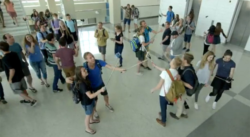 Giữa một "rừng" gậy selfie, khó tránh khỏi việc thiết bị này va đập vào người khác, gây nguy hiểm.