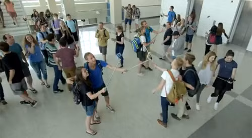 Giữa một "rừng" gậy selfie, khó tránh khỏi việc thiết bị này va đập vào người khác, gây nguy hiểm.