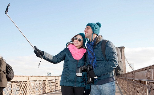 Theo các nghiên cứu, tính năng bluetooth của chiếc gậy này có thể làm nhiễu sóng liên lạc và thiết bị di động. Bên cạnh đó, tác hại của bức xạ điện phát ra từ chiếc gậy này có thể gây hại đến sức khoẻ người dùng.