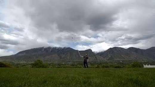 Nhiều quốc gia cảnh báo người dùng không "xài" thiết bị này khi đang ở khu vực trống, cánh đồng, gần nơi có hiện tượng mưa bão sau khi nhiều tai nạn dùng gậy selfie bị sét đánh thiệt mạng xảy ra.