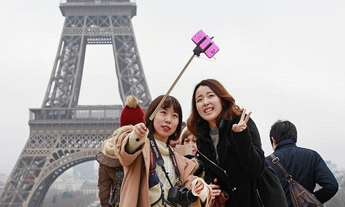 Không thể phủ nhận công dụng của gậy tự sướng khi bạn muốn chụp một bức ảnh đẹp với bạn bè hoặc khi không có ai giúp đỡ để chụp ảnh kỉ niệm. Tuy nhiên, việc "xài" quá đà thiết bị này đang được cảnh báo tiềm ẩn nhiều nguy cơ nguy hiểm, thậm chí, có thể đoạt mạng.