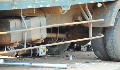 Xe tải mat lai cuon nat xe may, dan nhao nhao chay-Hinh-3