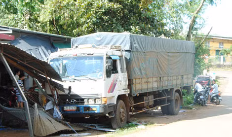 Xe tải mat lai cuon nat xe may, dan nhao nhao chay-Hinh-2