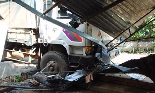 Xe tải mat lai cuon nat xe may, dan nhao nhao chay-Hinh-4