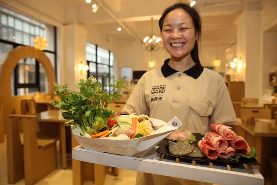 Nhà hàng Trung Quốc này dùng loại giấy đặc biệt chống nước và chịu lửa, có thể sử dụng được 3 lần. (Nguồn: CCTVNews)