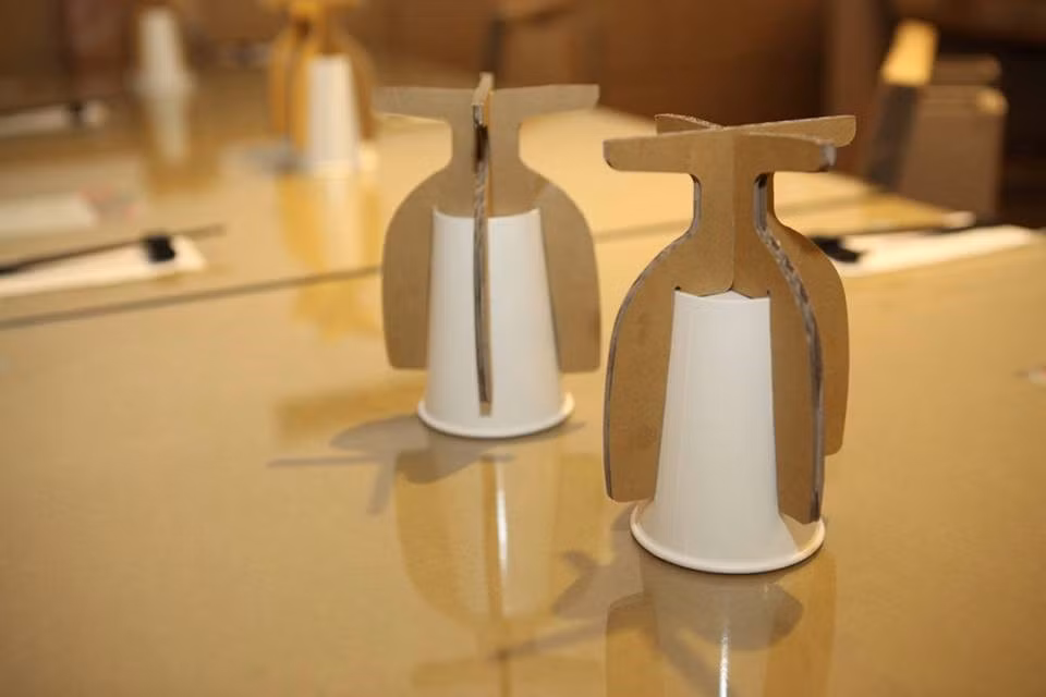 Vật dụng làm bằng giấy tại nhà hàng. (Nguồn: CCTVNews)