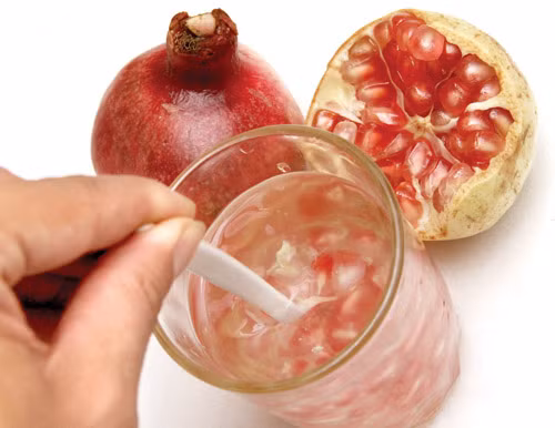 Bạn có thể chú ý đến hạt lựu, thường thì lựu trong nước có hạt sáng màu, mọng nước.