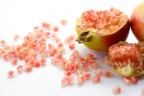 Lựu trong nước có nhiều hình dạng khác nhau, từ tròn đến méo, trong khi hầu như lựu Trung Quốc tròn đều, vỏ căng bóng.