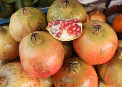 Trong khi đó, lựu Việt Nam có mùi thơm, vị chua thanh mát khá nhẹ.